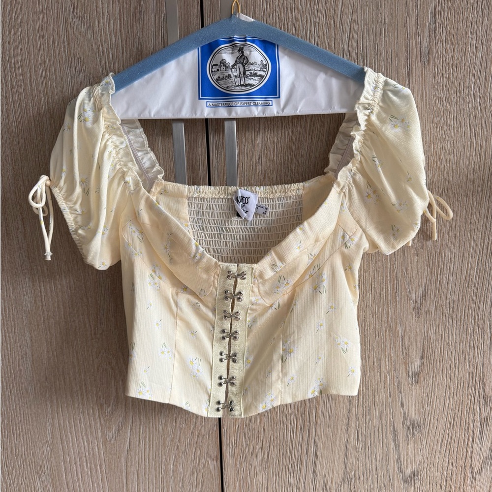 Baby yellow, floral cropped blouse